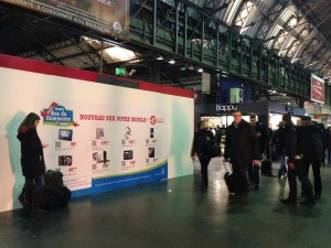 La vitrine virtuelle de Rue du commerce à la gare de l’Est    Photo : A.-S.L