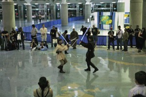 Des fans de Star Wars rejouant un combat au sabre laser (Photo licence CC: Official star Wars Blog)