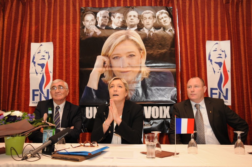 Marine Le Pen et le candidat à la mairie de Toulouse, Serge Laroze (à droite), prient pour que les municipales soient une réussite.(Crédit photo : Lucas Burel)