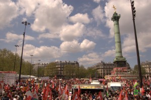 La place de la Bastille "rouge" de monde.