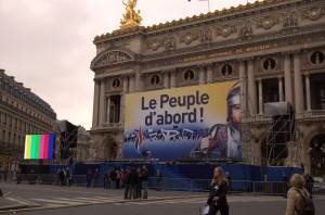 L'imposante estrade installée par le FN devant l'opéra Garnier