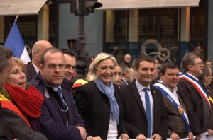 Marine Le Pen entourée par Steeve Briois et Florian Philippot.