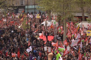 La foule était dense à l'angle de la rue de Lyon et de l'avenue de Daumesnil.