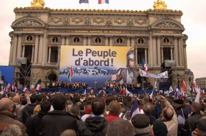 Le FN aime, parti anti-système "proche du peuple", aime manifester en toute simplicité.