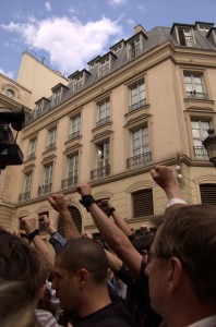 Poings lévés, la foule a montré sa détermination.