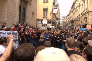 Olivier, porte-parole du collectif, a rappelé à la foule assemblée le parcours et les convictions de Clément Méric.