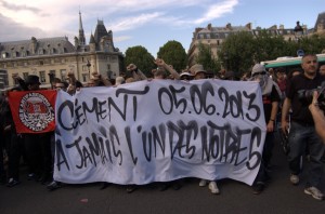 L'arrivée du cortège des Antifas a marqué le début du second rassemblement.