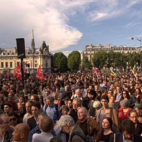 Les parisiens rendent hommage à un antifa
