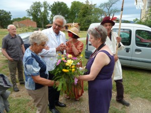 Yvette, une nouvelle reine, est une ancienne habitante du hameau.