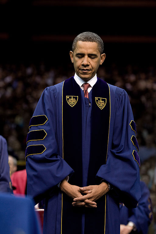 Barack Obama en tenue universitaire