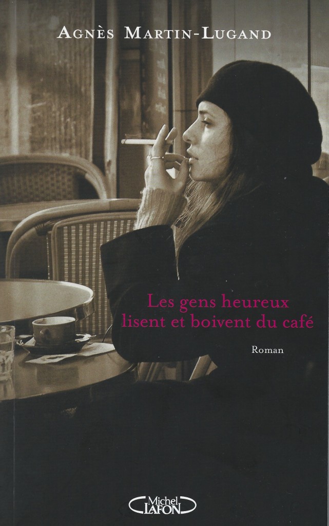 Les gens heureux lisent et boivent du café