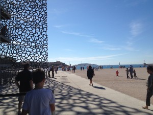 Entre mer et terre se dresse le MucEM, musée qui a vu le jour dans la cadre du projet Marseille Provence 2013.Crédit : Barbara Tornambé