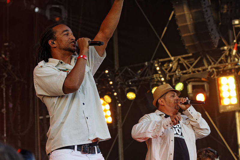 Les deux chanteurs de Dub Inc en concert lors de la fête de l'Humanité 2012 (Photo : THesupermat / Licence CC)
