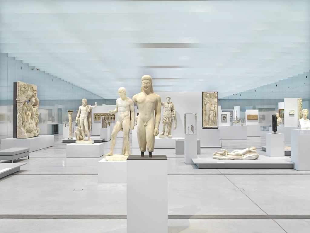 La Galerie du Temps au Louvre-Lens (© Kazuyo Sejima + Ryue Nishizawa / SANAA, Tim Culbert + Celia Imrey / IMREY CULBERT, Catherine Mosbach Paysagiste, Studio Adrien Gardère. Photo © Musée du Louvre-Lens / Philippe Chancel.)