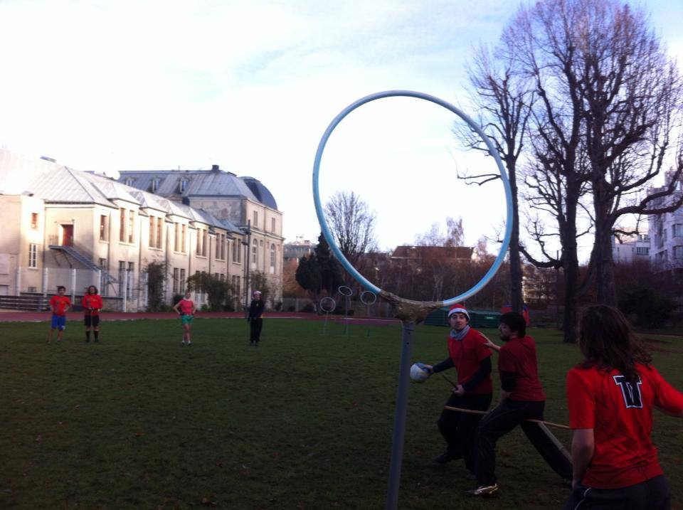 Le but est de faire passer le ballon dans l’un des trois cerceaux – Crédits photos Paris Phoenix Quidditch ©