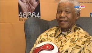 La FIFA rend hommage au très regretté et défunt dirigeant de l'Afrique du Sud, Nelson Mandela.