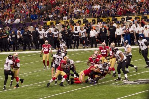 L'équipe de Baltimore contre celle de San Francisco lors de la finale du Super Bowl XLVII.Crédit : wikimédia Au Kirk