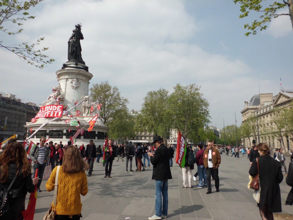 Il n'y avait pas grand monde sur la place de la République à 13h30