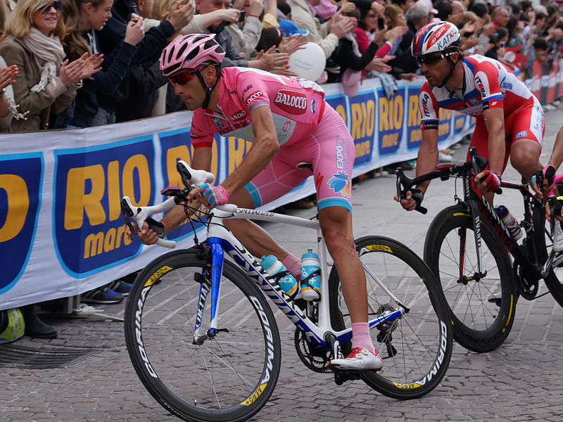 Nibali en maillot rose de leader sur le Giro (Tour d'Italie) en 2013. (Photo: youkeys / Licence CC.)