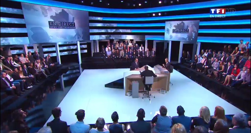 François Hollande répond aux questions des journalistes sur le plateau de l'émission "Face aux Français" (Capture d'écran)