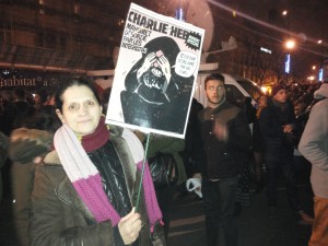 Muriele Prat, avec la Une de Charlie Hebdo