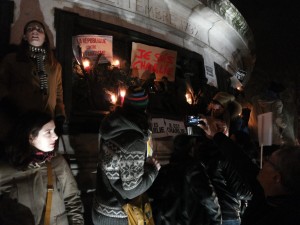 Au pied du monument de la place de la République, des affiches et des bougies.