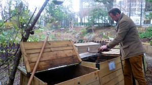 Jean-Jacques Fasquel, maître-composteur depuis 2008, dans le jardin partagé d'un immeuble du XIIe arrondissement