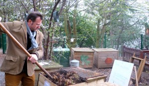 Jean-Jacques Fasquel, maître-composteur depuis 2008, dans le jardin partagé d'un immeuble du XIIe arrondissement