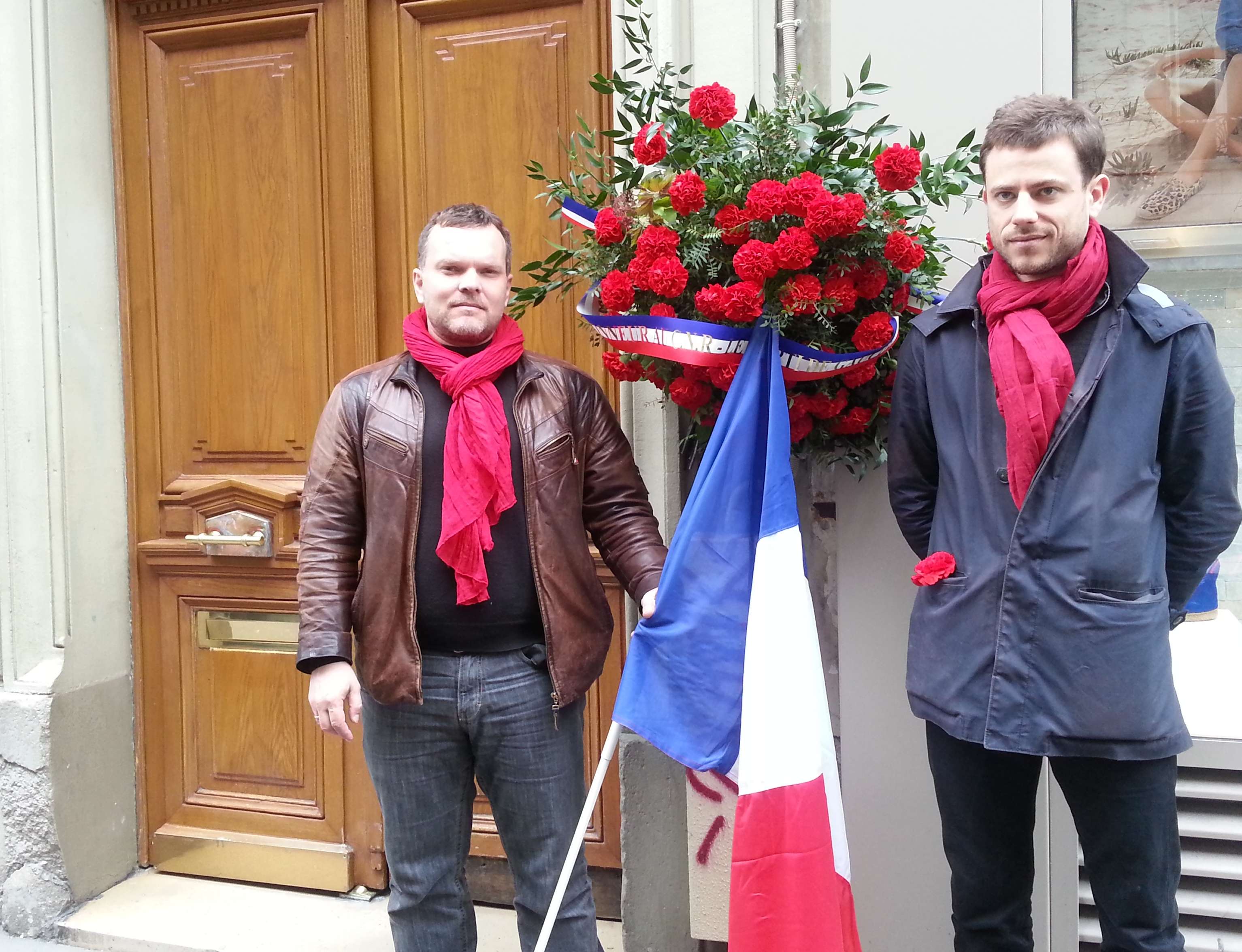 Les organisateurs de la commémoration devant l'entrée du 48, rue du Four. Une gerbe a été déposée. (Photo Roxane Duboz)