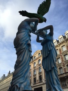 Le long de la Rue Faidherbe,  où la nouvelle Miss française  défila en décapotable mercredi 23 décembre au matin pour rencontrer ses nombreux fans locaux, s'élèvent de hautes statues dans le cadre de la manifestation artistique "Renaissance".  