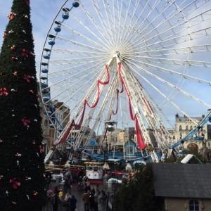 Sur la grande place de Lille, la grande roue et l'imposant sapin de Noël séduisent les passants. 