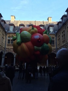 Cette oeuvre de l'artiste coréen Choi Jeong Hwa intitulée Fruit Tree a été réalisée dans le cadre de "Renaissance" pour signifier la beauté dans toutes les choses du quotidien au travers ces gonflables disséminés dans la ville.