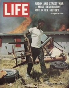 La couverture du magazine "Life" du 27 août 1965 représentant les émeutes de Watts. - Photo by LIFE