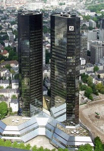 Siège social de la Deutsche Bank à Francfort - by Raimond Spekking : Wikimedia Commons