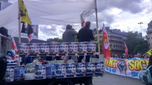 Un cortège scandant : « Trente ans de politique antisocial, c’est ça qui construit le Front National ! Alors le 8 mai, c’est dans la rue que ça se gagne ! »