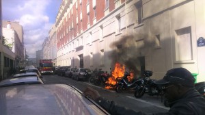 Intervention des pompiers sur une moto en flamme