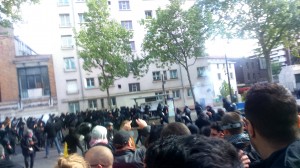 Groupe de casseurs chargeant des CRS