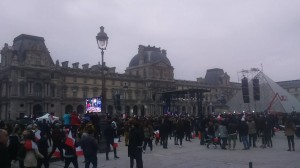 Foule au Louvre quelques minutes avant les résultats. Crédits : ParlonsInfo