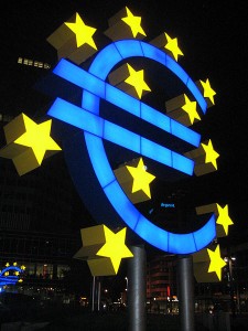 Signe Euro devant la BCE - (C) Lars Aronsson