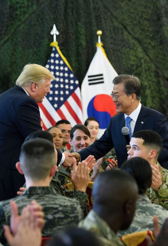 Le président sud-coréen Moon Jae-in et le président des Etats-Unis Donald Trump se serrant la main lors d'une visite au camp HumphreysAuteur : Presidential Security Service / Hyoja-dong Studio