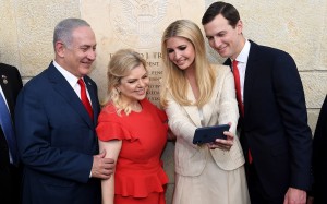 Le premier ministre israélien, Benjamin Netanyahu, accompagné de son épouse Sara Netanyahu, posant pour une photo avec la fille de Donald Trump, Ivanka Trump et son mari Jared Kushner devant l'ambassade des Etats-Unis à Jérusalem. Crédit : U.S. Embassy Jerusalem. Licence CC Wikicommons