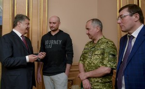 Arkadiy Babtchenko (2e à gauche) a rencontré le président ukrainien Petro Poroshenko (à gauche) - Licence CC, Administration présidentielle d'Ukraine (Wikimédia Commons)