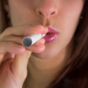 La cigarette électronique : le torchon brûle entre consommateurs et milieu médical